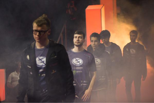 EG entrando al escenario via @Dota2